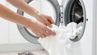 Для чего влажные салфетки нужно стирать с вещами в машинке и класть их на сковородки: 10 хитростей мудрых хозяек