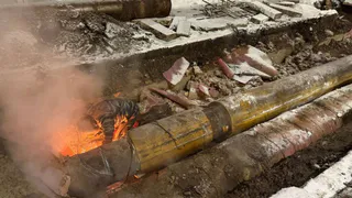 В Калуге повторная авария на теплосетях оставила без отопления десятки многоквартирных домов