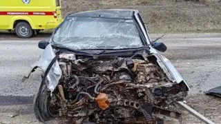В калужской деревне автомобиль вылетел в кювет и перевернулся после столкновения