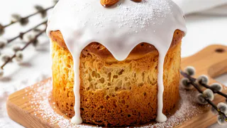 Глазурь для кулича – классический удачный вариант, чтобы не осыпалась, не текла в закат и выглядела как праздничная корона