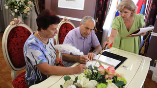 В Калуге золотых и бриллиантовых юбиляров семейной жизни вписали в Книгу Почёта