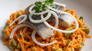 Простенькая закуска из морковки и селедки, которая съедается первой