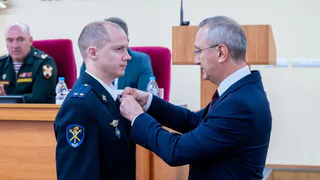 Владислав Шапша наградил полицейских, задержавших подозреваемых в убийстве чемпиона Дмитрия Исаева по горячим следам