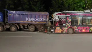 В Калуге произошло ДТП с участием троллейбуса и самосвала