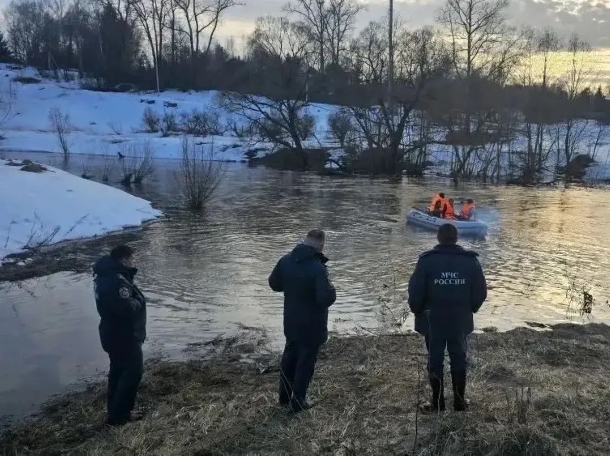 В отрезанной водой калужской деревне наладили переправу