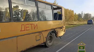 В Калужской области грузовик вылетел на встречку и протаранил школьный автобус с детьми