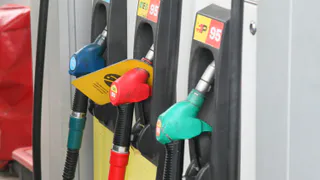 В Калуге комиссия дважды в день объезжает заправки, проверяя очереди и лимиты на бензин