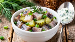 Из селедки так мало кто готовит, а у меня эта закуска уходит большими банками. Изумительный рецепт, и в пир, и в мир