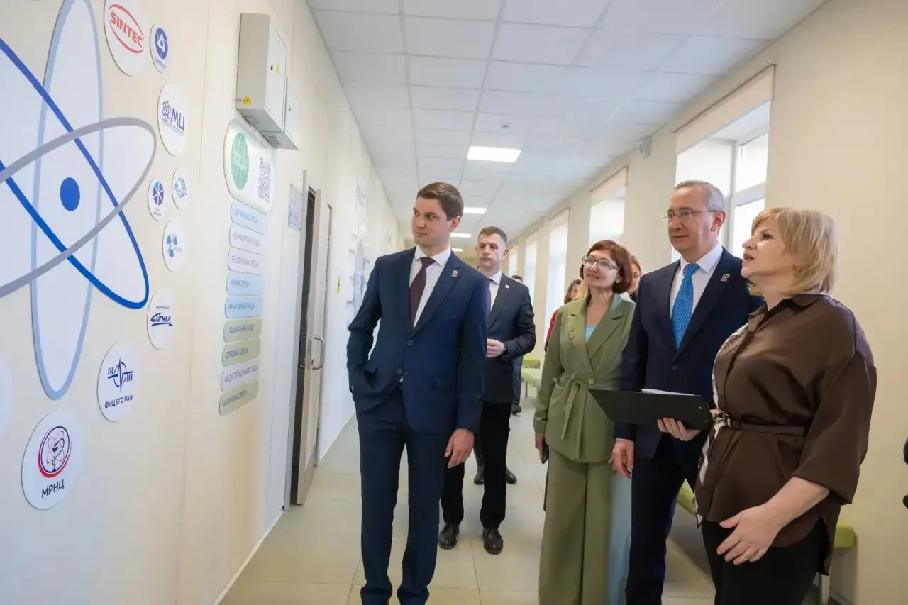 Владислав Шапша оценил итоги капремонта школы и работу предприятия в Калужской области