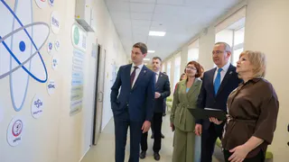 Владислав Шапша оценил итоги капремонта школы и работу предприятия в Калужской области