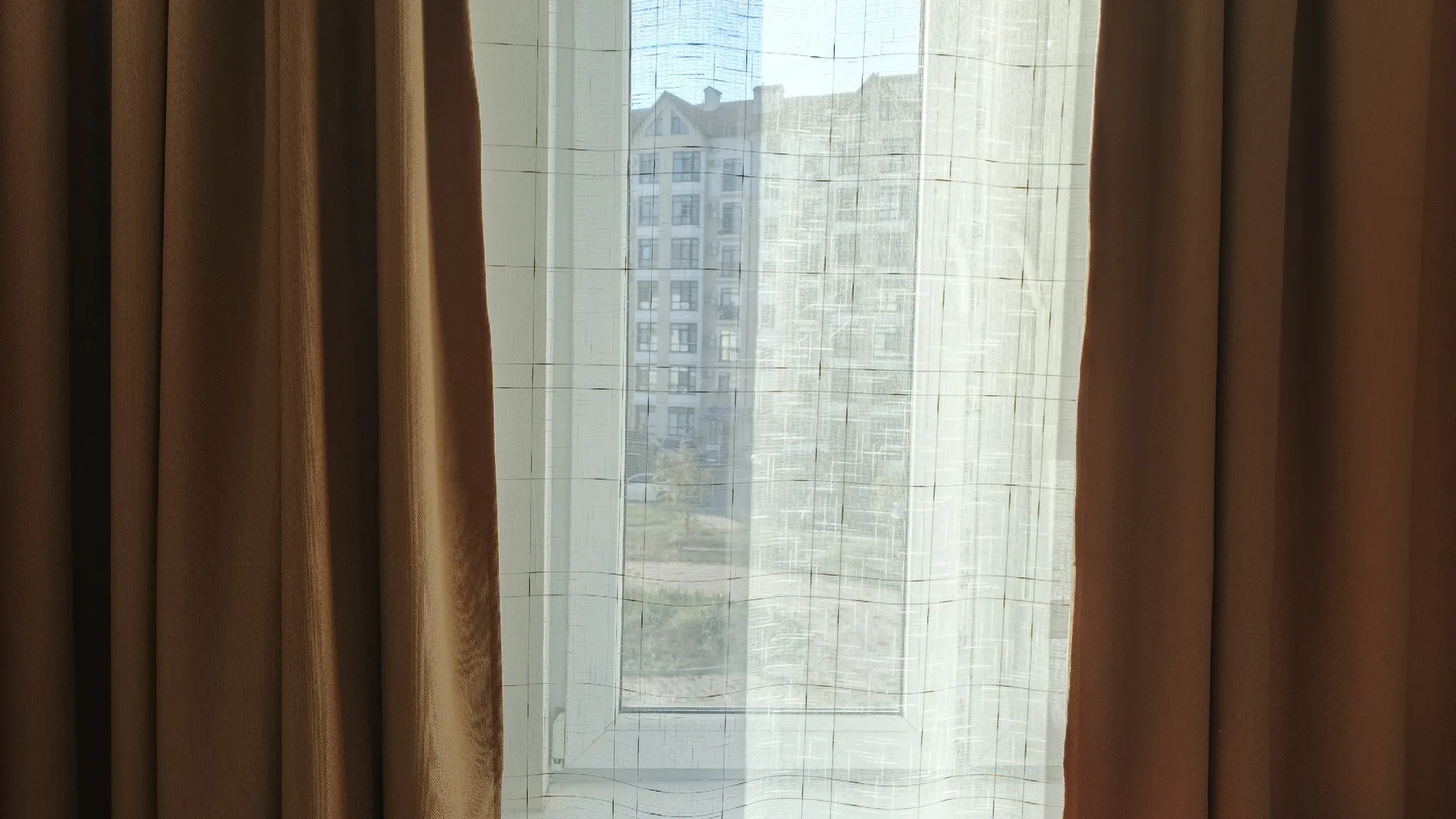 «Бабушкины» шторы — в мусорку: что сейчас предлагают дизайнеры вместо унылых гардин - тренды 2026