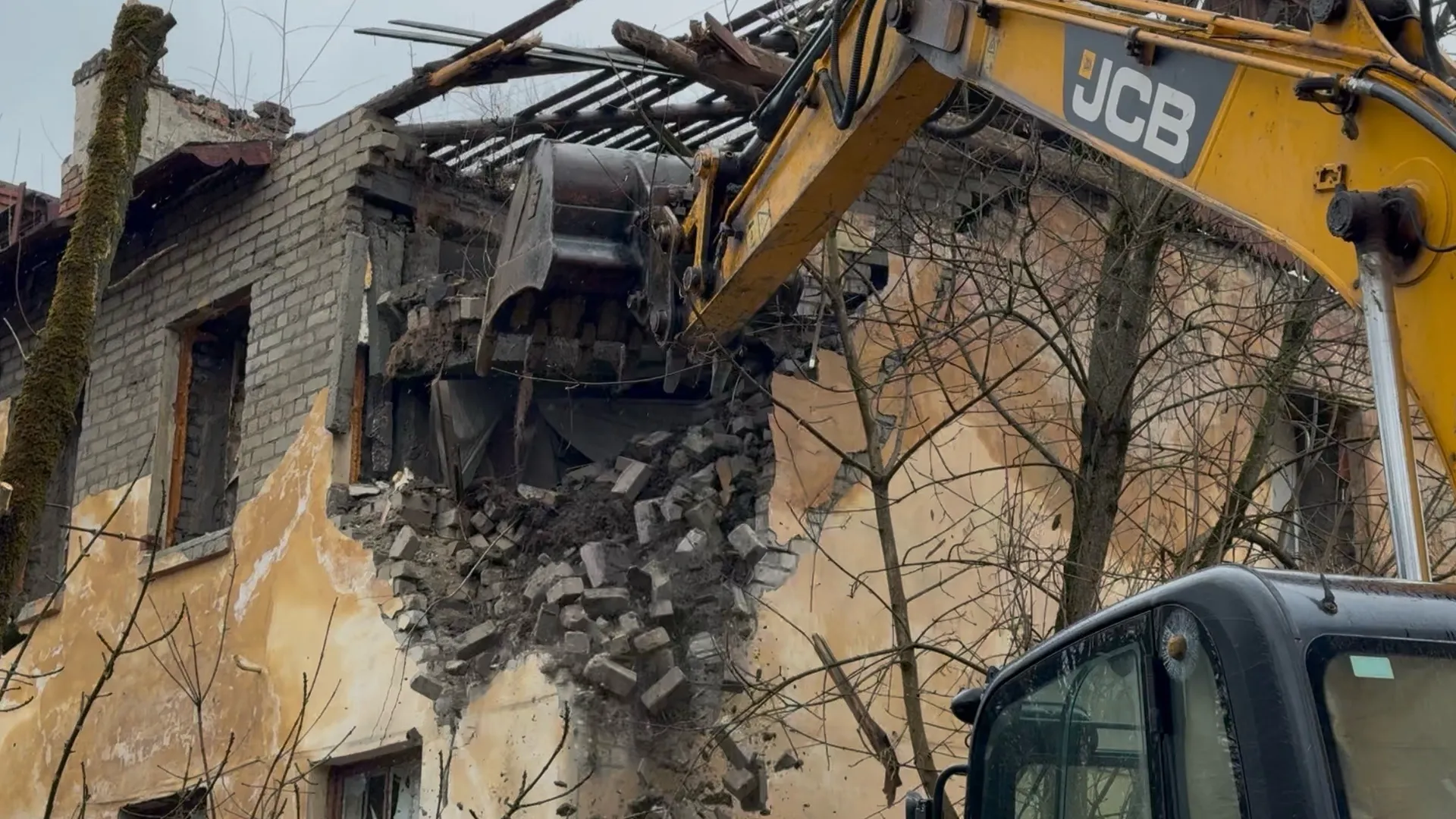 В Калуге начали сносить аварийное здание на Моторной