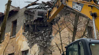 В Калуге начали сносить аварийное здание на Моторной