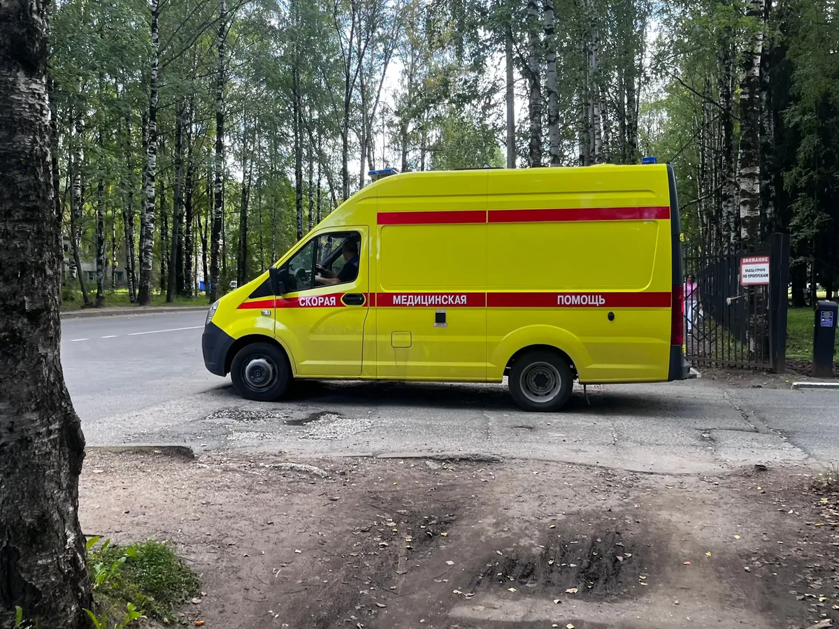 В Калуге КамАЗ откатился и травмировал хозяина при ремонте