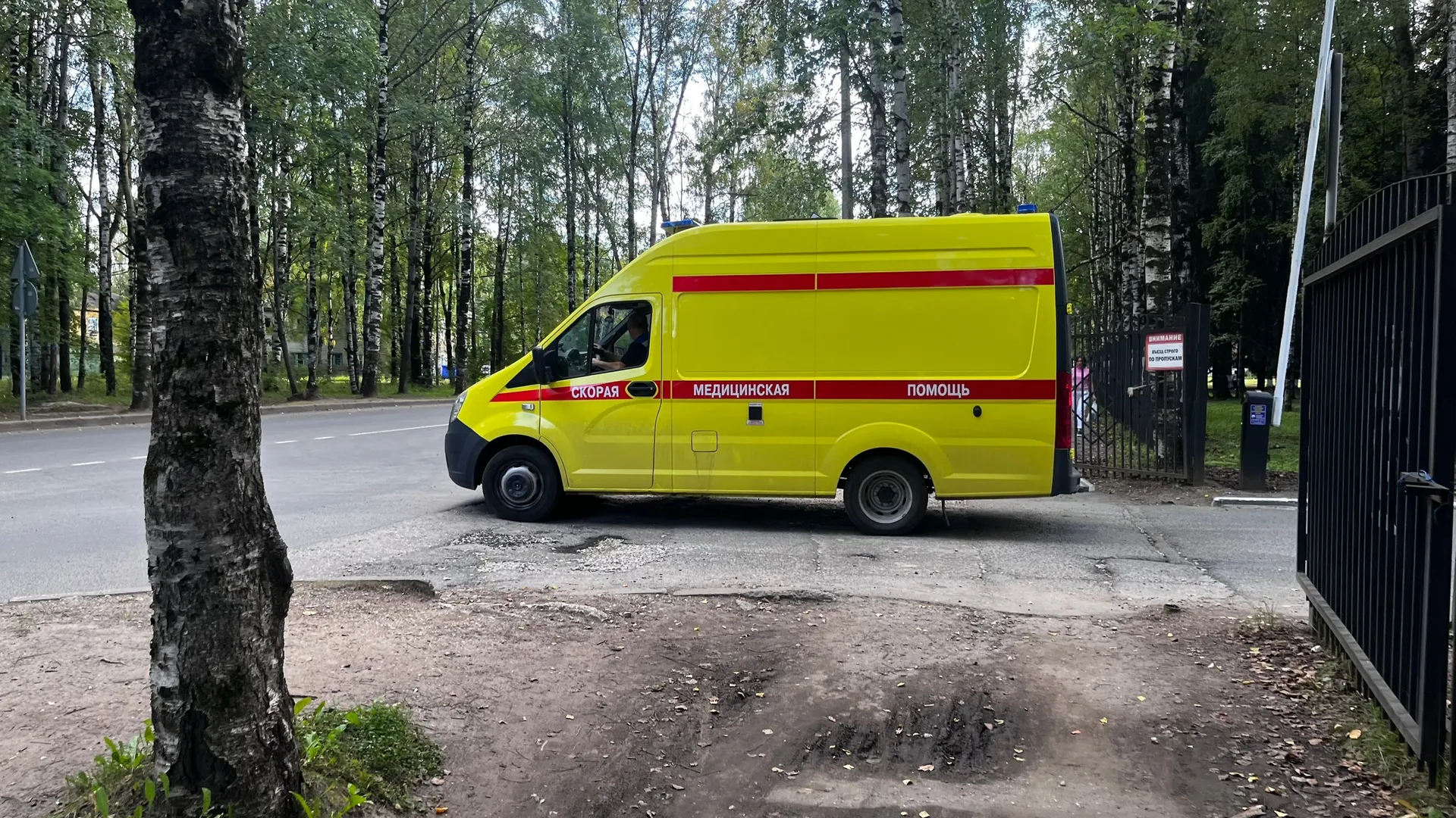 В Калуге КамАЗ откатился и травмировал хозяина при ремонте