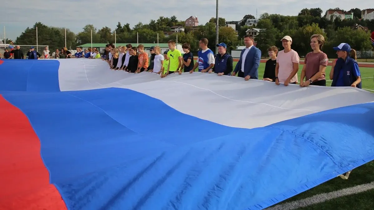 В Калуге развернули многометровый триколор ко Дню флага
