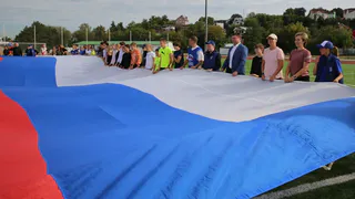 В Калуге развернули многометровый триколор ко Дню флага