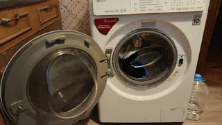 По какой причине нельзя оставлять дверцу стиральной машины открытой надолго