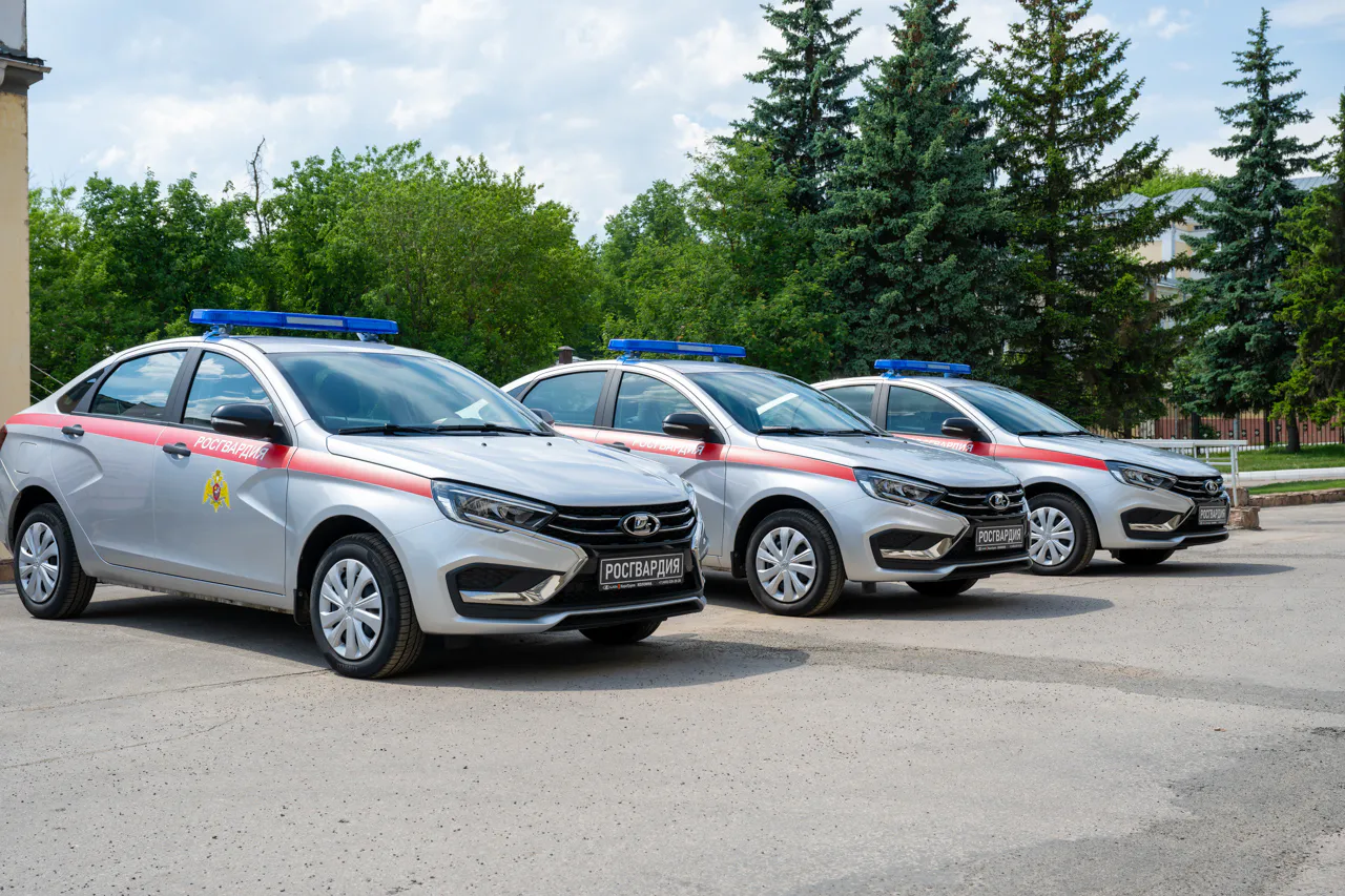 Автопарк калужской Росгвардии пополнился новыми "Лада Веста" в юбилейный для ведомства год
