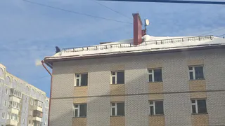 Оттепель в Калуге привела к повреждению семи автомобилей упавшим с крыш снегом