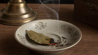 Лавровый лист поджигаю каждый вечер и не зря: старинный бабушкин лайфхак, который работает безотказно до сих пор