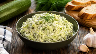 Беру кабачок, укроп и чеснок — делаю отменную турецкую закуску: свежая, сочная и без жарки — улетает вмиг