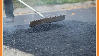 НА КИРОВА ПРОДОЛЖАТ КЛАСТЬ АСФАЛЬТ