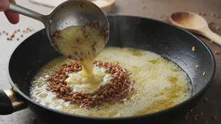 Кидаю гречку в кипящее масло: такой вкуснющий деликатес получается — никакого мяса не надо