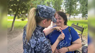 В Калуге росгвардейцы провели акцию “Три цвета единства” ко Дню России