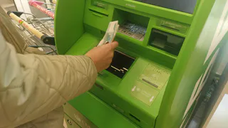 В Калужской области арестовали женщину, похитившую 100 тысяч с чужой карты и скрывавшуюся от следствия