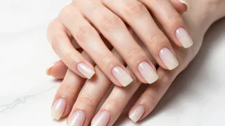 Короткие ногти — новый люкс: 5 трендов апрельского маникюра, которые выглядят богато