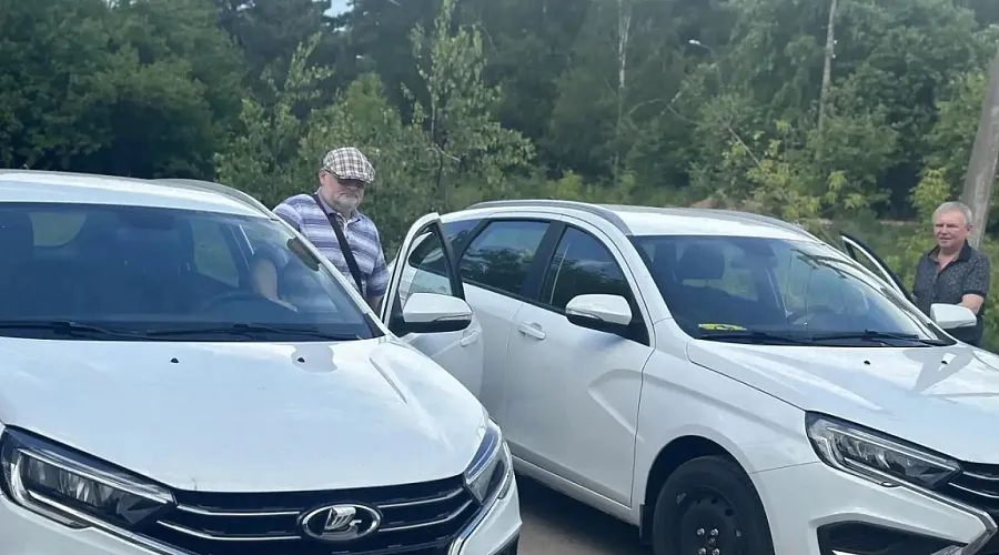 Двум калужанам, пострадавшим на производстве, выдали адаптированные "Лады Весты"