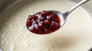 Добавляю 1 ложку варенья в кипящее молоко — и вкуснятина готова: нежный десерт за 5 минут из ничего