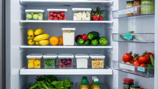У соседки в холодильнике всегда чисто, свежо, продукты в мусор не превращаются. Узнала, как ей это удается, сейчас соблюдаю хитрые правила