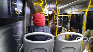 Калужский общественный транспорт снимает праздничную иллюминацию