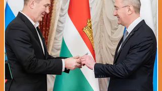 ГУБЕРНАТОР ВРУЧИЛ ЖИТЕЛЮ ГЕРМАНИИ РОССИЙСКИЙ ПАСПОРТ