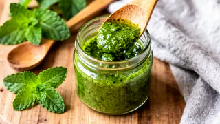 Крапиву в июне собираю — и готовлю ароматное варенье: самое вкусное — тягучее, душистое, полезное