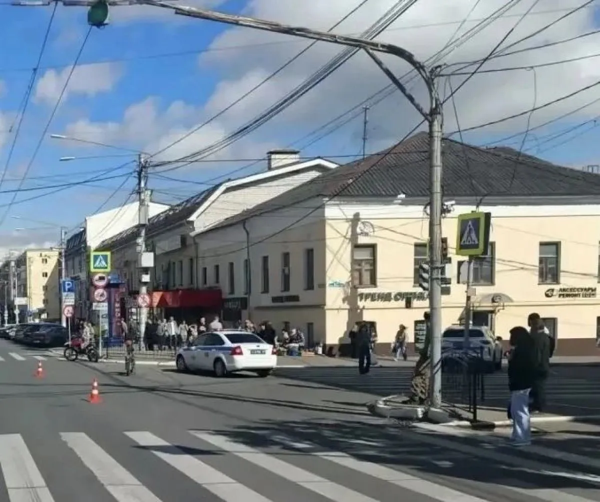 В Калуге мотоциклист без прав проехал на красный свет, сбил пешехода и врезался в электровелосипед