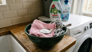"Деревянные" полотенца снова станут послушными: для этого нужен всего один кухонный продукт