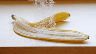 Банановую кожуру посыпаю солью — и весь июль прыгаю от счастья: лайфхак для самых ленивых