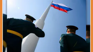 Флаг России поднят на склоне возле сквера им. Волкова