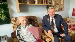 В Калужской области управляющий СФР навестил 100-летнего ветерана Афанасьева и поздравил с Днём Победы