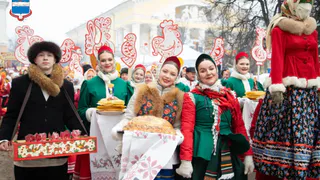 Калужане масштабно проводили зиму и сожгли чучело Масленицы