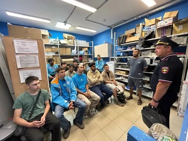 В Калужской области курьерам на электросамокатах напомнили о правилах дорожной безопасности