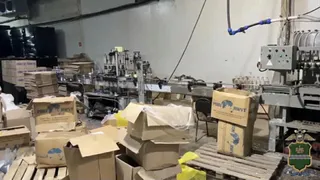 Подпольный алкозавод накрыли в Калуге: изъято 220 тысяч бутылок палёного коньяка