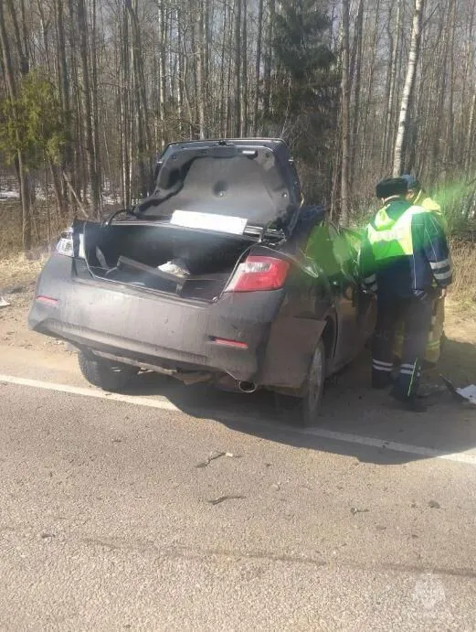 В Калужской области на трассе столкнулись легковой автомобиль и грузовик