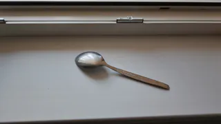 Кладу ложку на подоконник, когда уезжаю из дома. Это помогает решить основную проблему